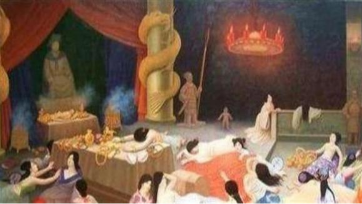 Chôn sống là hình thức tàn khốc nhất của tuẫn táng. Những người bị tuẫn táng sống có thể là người thân như vợ, thê thiếp hoặc người hầu, nô lệ. Họ có thể bị bắt và chôn sống cùng với người chết. Họ thường bị chặt tay, chân hoặc bị ép phải ra đi theo cách tàn khốc. Một khi lăng mộ bị đóng kín, oxy nhanh chóng bị cạn kiệt, họ qua đời chỉ trong vài phút.