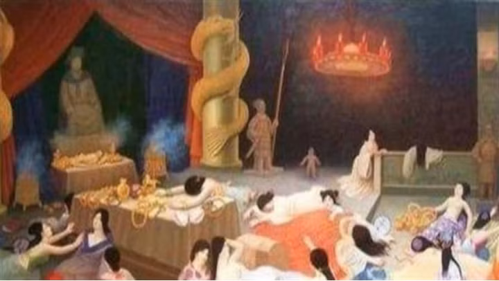 Chôn sống là hình thức tàn khốc nhất của tuẫn táng. Những người bị tuẫn táng sống có thể là người thân như vợ, thê thiếp hoặc người hầu, nô lệ. Họ có thể bị bắt và chôn sống cùng với người chết. Họ thường bị chặt tay, chân hoặc bị ép phải ra đi theo cách tàn khốc. Một khi lăng mộ bị đóng kín, oxy nhanh chóng bị cạn kiệt, họ qua đời chỉ trong vài phút.