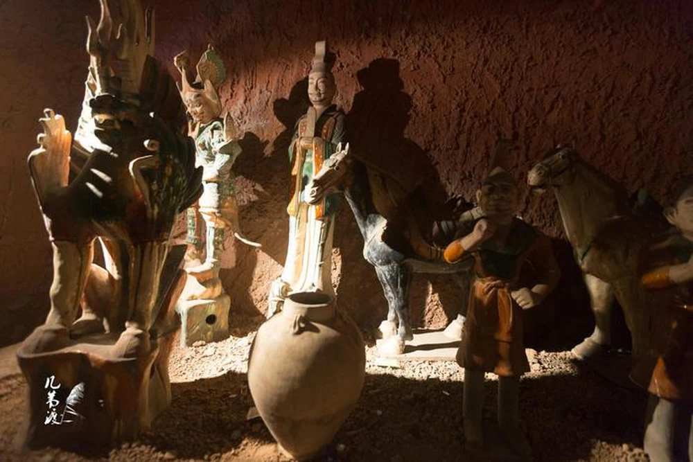 Năm 1981, khi công nhân phá núi để xây nhà máy ở Lạc Dương, Trung Quốc, họ phát hiện một lăng mộ cổ với một chiếc quan tài khổng lồ.