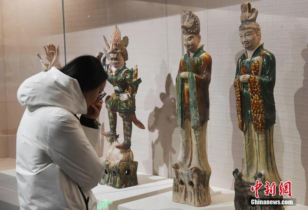 Các chuyên gia xác nhận giữa 3 bức tượng quái thú và các món cổ vật khác là di tích văn hóa hạng nhất quốc gia và đang được trưng bày tại bảo tàng Lạc Dương.