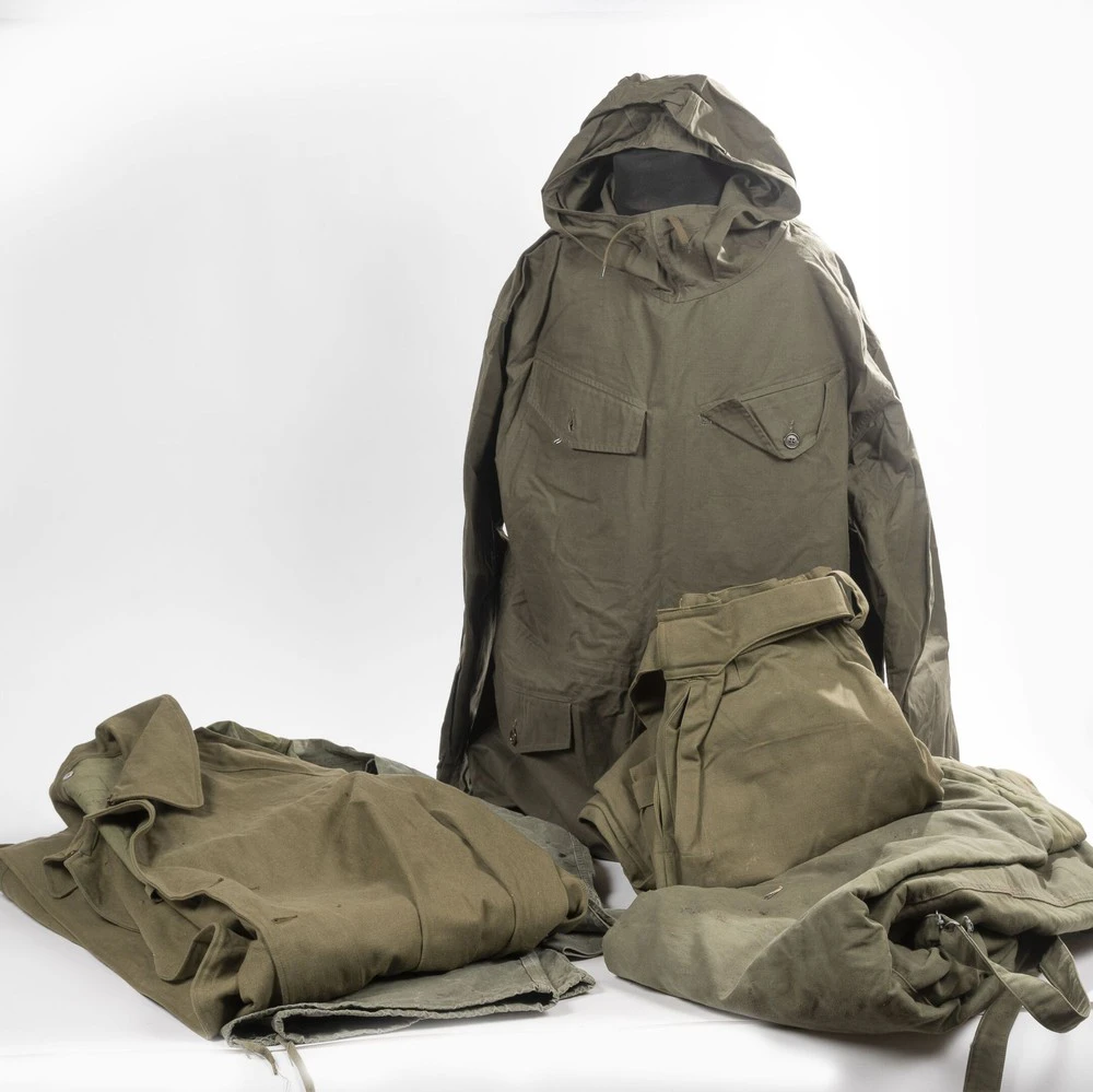 1. Áo gió: Áo gió đã xuất hiện từ Thế chiến thứ nhất, thiết kế nhằm thay thế áo khoác nặng cho binh sĩ Pháp và Anh. Những chiếc áo gió có nhiều tính năng tiện ích như vòng chữ D và dây đeo vai.