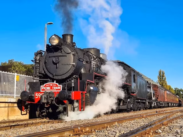 7. Tàu hỏa: Đường sắt trở nên cực kỳ quan trọng trong chiến tranh và quá trình quốc hữu hóa đường sắt ở châu Âu đã được đẩy nhanh. Đây là lý do tại sao hệ thống đường sắt đã phát triển sau chiến tranh.