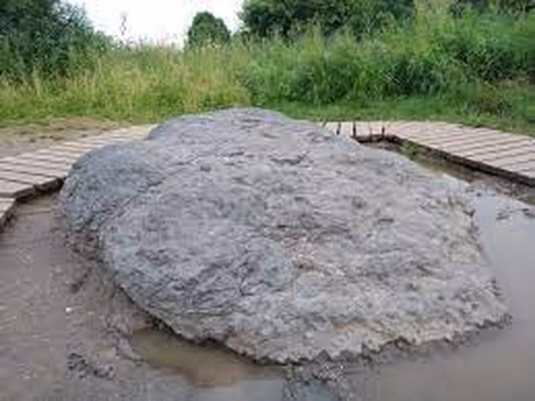 Truyền thuyết kể rằng tên của tảng đá này xuất phát từ việc, trước đây nó nằm trên đỉnh một ngọn núi ở gần hồ Plescheevo. Các thầy cúng và bộ tộc dị giáo từng thực hiện lễ hội trên tảng đá này, tin rằng nó có khả năng chữa bệnh và mang lại phúc lành. Một ngày nọ, tảng đá bí ẩn bị đẩy từ đỉnh núi xuống bờ hồ Plescheevo, mở đầu cho lễ hội tưng bừng.