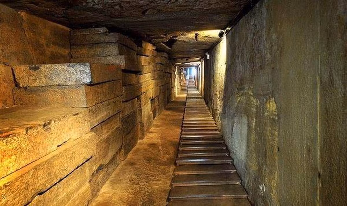 Cụ thể, người nông dân này đã chứng kiến một cảnh tượng kỳ lạ - núi bị nổ tung và tạo ra một hố lớn. Sau đó, ông tò mò tiến lại gần để xem có gì bên trong.