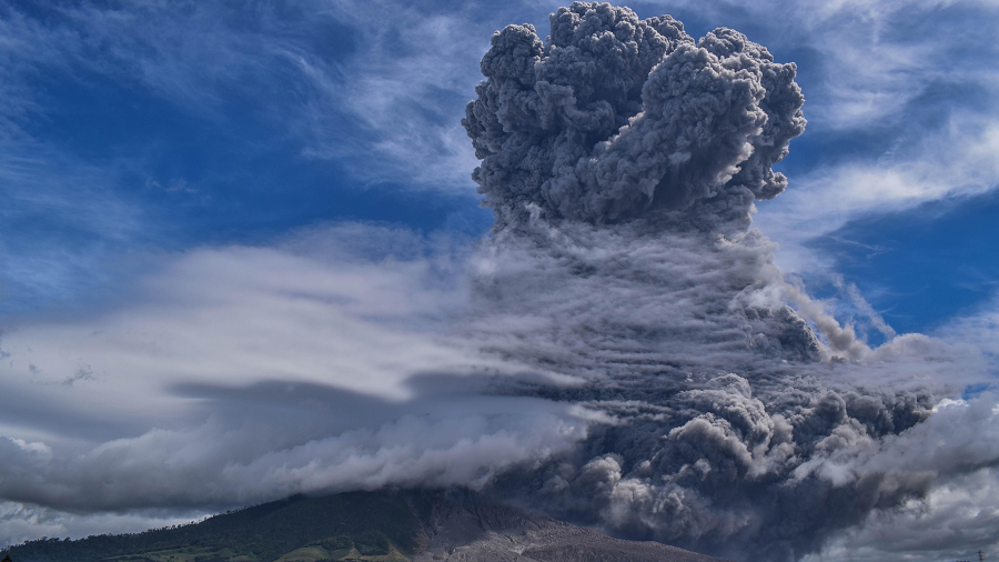 4. Núi Sinabung, Indonesia: Núi Sinabung ở Indonesia là một ngọn núi lửa hoạt động mạnh, thường xuyên phun trào và gây ra lở đất, mây tro và các vụ nổ khí nóng.