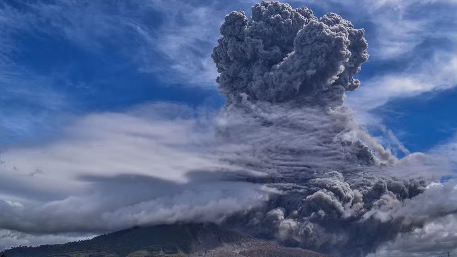 4. Núi Sinabung, Indonesia: Núi Sinabung ở Indonesia là một ngọn núi lửa hoạt động mạnh, thường xuyên phun trào và gây ra lở đất, mây tro và các vụ nổ khí nóng.