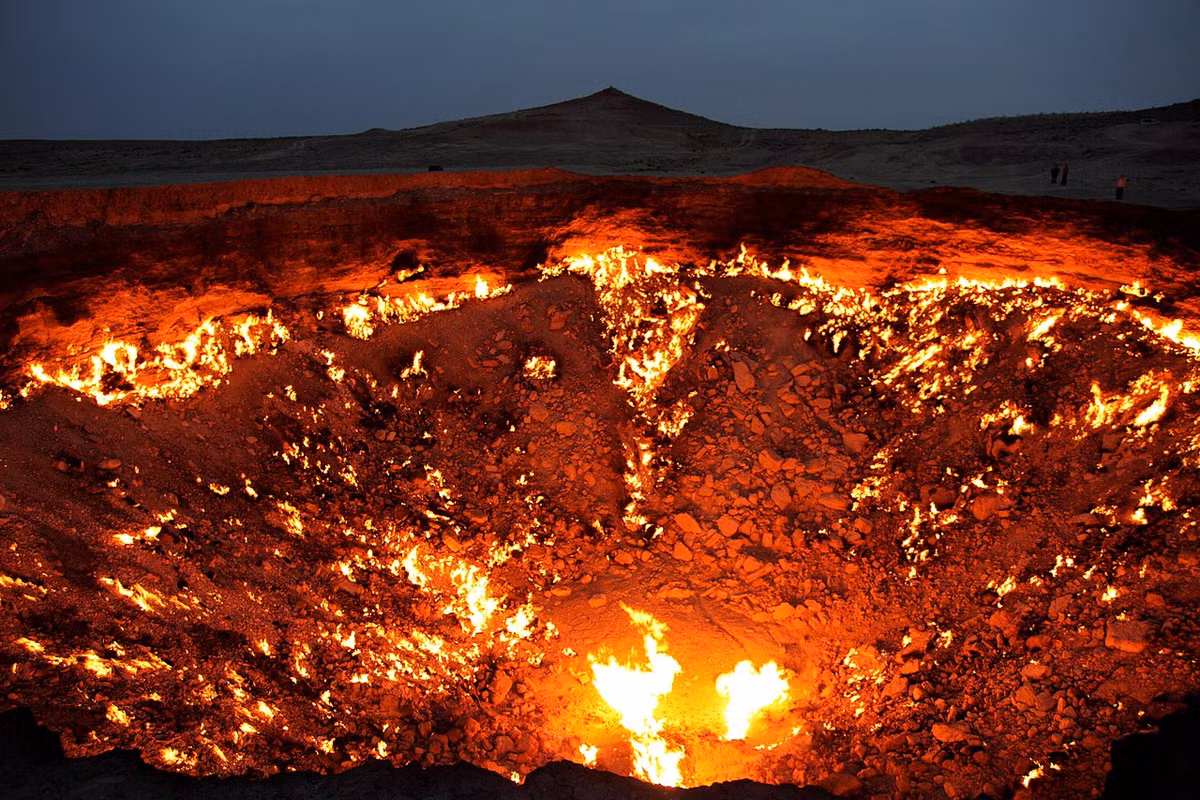 3. Miệng núi lửa Darvaza - Turkmenistan: Miệng núi lửa Darvaza được mệnh danh là "Cổng địa ngục" và nằm ở Turkmenistan. Đây là một nơi cấm kỵ vì khói độc và sức nhiệt mạnh mẽ từ miệng núi lửa.
