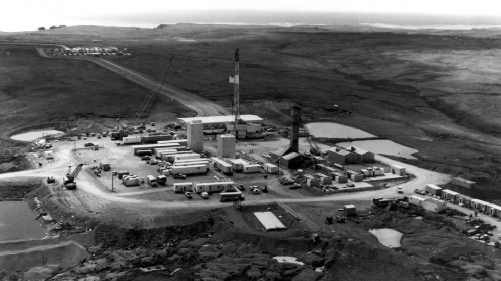 Mặc dù cấm, đảo này có cảnh quan tươi tốt, bờ biển đẹp và vách đá hùng vĩ.