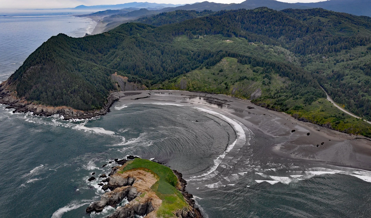 2. Đảo Amchitka: Đảo Amchitka ở Alaska từng là nơi thử nghiệm hạt nhân từ 1965 đến 1971, gây ô nhiễm phóng xạ cho môi trường địa phương. Hiện nó vẫn bị cấm và không an toàn cho công chúng.