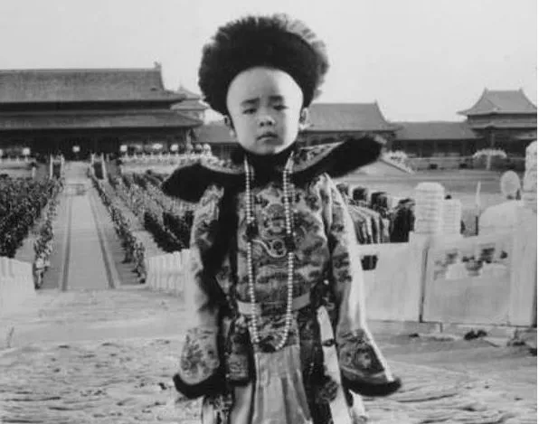 Sự thay đổi nhanh chóng của những người lên ngôi Hoàng đế sau Đồng Trị đế đã gây ra sự bất ổn và sự mất kiểm soát trong cuối triều đại nhà Thanh.