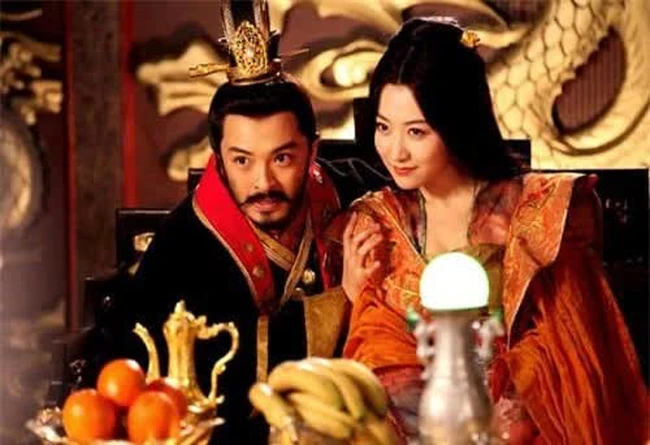 Tuy nhiên, quốc khố dần cạn kiệt do những quyết định nhanh chóng của ông, dẫn đến đại loạn và cuối cùng ông bị giết.