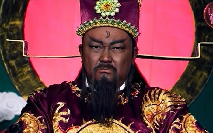 Sinh thời, Bao Công hay còn gọi Bao Thanh Thiên được người đời nhớ đến là vị quan cương trực, không sợ quyền thế và dũng cảm đứng lên can gián cả nhà vua.