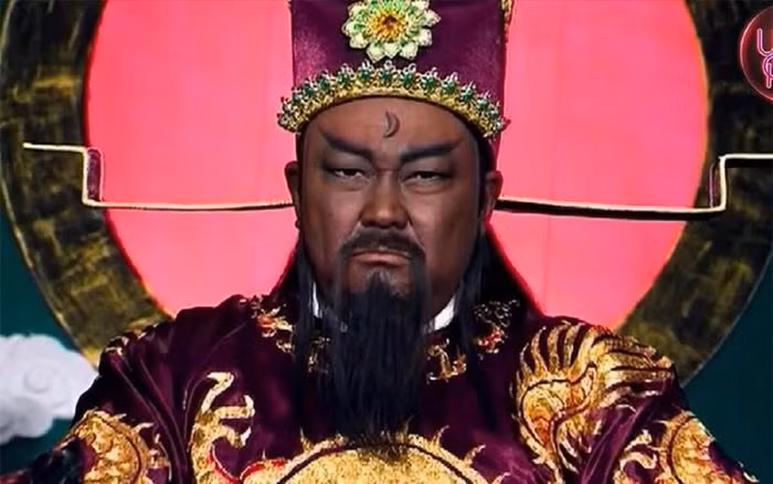 Sinh thời, Bao Công hay còn gọi Bao Thanh Thiên được người đời nhớ đến là vị quan cương trực, không sợ quyền thế và dũng cảm đứng lên can gián cả nhà vua.