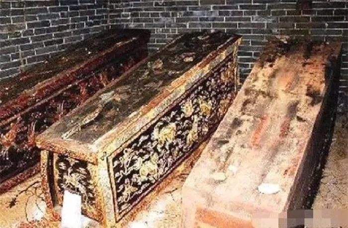 Tuy nhiên, các chuyên gia sau cuộc khám nghiệm thi hài của Bao Công được tìm thấy trong mộ cổ ở Đại Hưng Tập đã phát hiện hàm lượng các nguyên tố trong xương của Bao Công không chứa dấu hiệu của đầu độc.