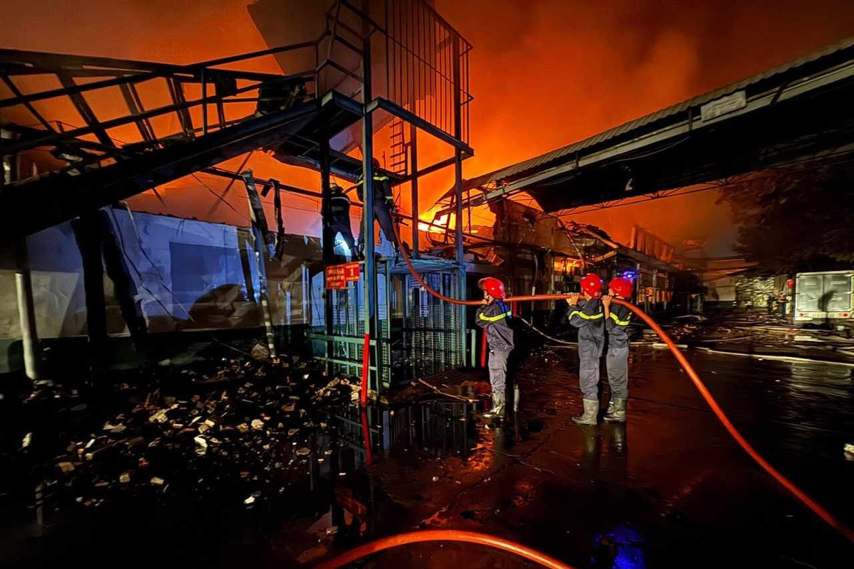 14 giờ sau vụ cháy kho hàng ở TP.HCM, khói vẫn bốc lên nghi ngút - Hình 2 14 gio sau vu chay kho hang o TP.HCM, khoi van boc len nghi ngut-Hinh-2