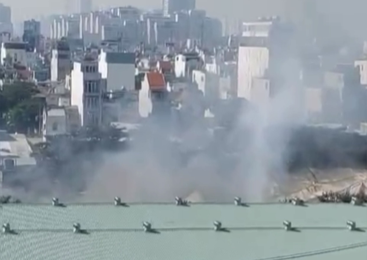 14 giờ sau vụ cháy kho hàng ở TP.HCM, khói vẫn bốc lên nghi ngút 14 gio sau vu chay kho hang o TP.HCM, khoi van boc len nghi ngut