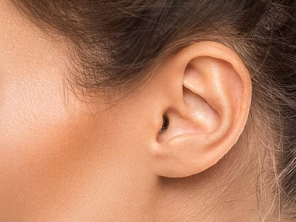 Tai người chỉ có thể nghe được trong khoảng từ 0 decibel (ngưỡng nghe) đến 120-140 decibel (ngưỡng đau). Khi âm thanh đạt 150 decibel, có thể thủng màng nhĩ con người.