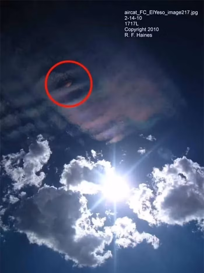 Gia đình này đã chụp 16 bức ảnh của thung lũng và bầu trời tại Hồ chứa nước El Yeso. Sau khi xem lại ảnh, họ phát hiện một vật thể màu cam và đám mây màu đỏ, được cho là UFO.