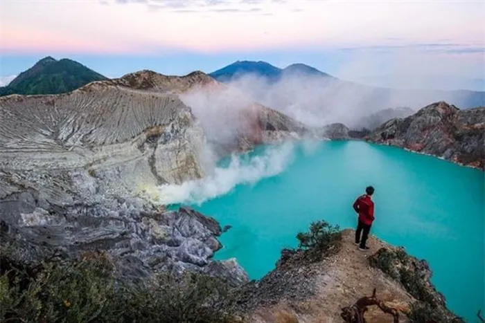 Môi trường xung quanh hồ không chỉ là mảng sương mờ mịt, mà còn có mỏ lưu huỳnh lớn bên cạnh. Công nhân hàng ngày khai thác lưu huỳnh, tạo nên cảnh tượng khó tin về vẻ đẹp và khắc nghiệt của nơi này.