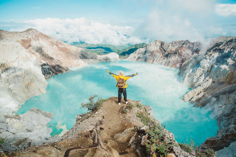 Mặc dù môi trường khắc nghiệt với mùi hôi lưu huỳnh, nhưng vẻ đẹp ma mị của hồ Kawah Ijen vẫn thu hút hàng trăm du khách, để lại trong họ ấn tượng mạnh mẽ về nơi ma quái nhất trên Trái Đất.
