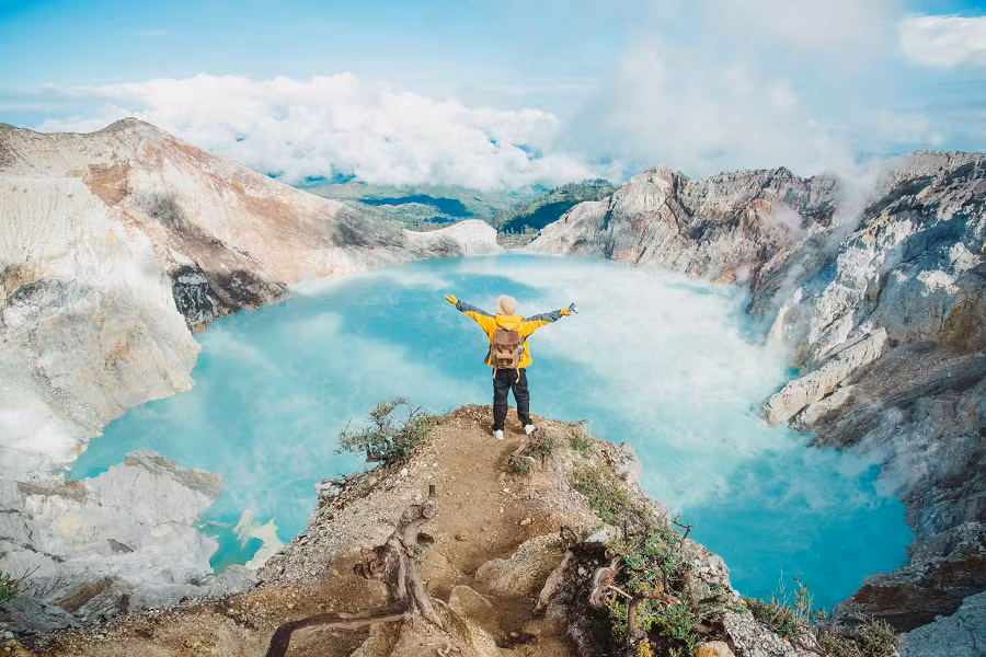 Mặc dù môi trường khắc nghiệt với mùi hôi lưu huỳnh, nhưng vẻ đẹp ma mị của hồ Kawah Ijen vẫn thu hút hàng trăm du khách, để lại trong họ ấn tượng mạnh mẽ về nơi ma quái nhất trên Trái Đất.