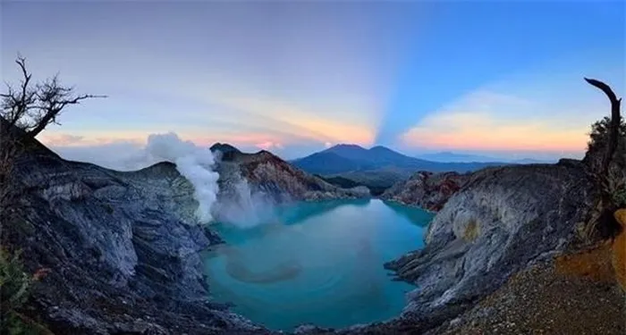 Hồ Kawah Ijen không phải là hồ thông thường, mà là một “thùng axit lớn” với nước axit sulfuric, tạo nên vẻ đẹp độc đáo.