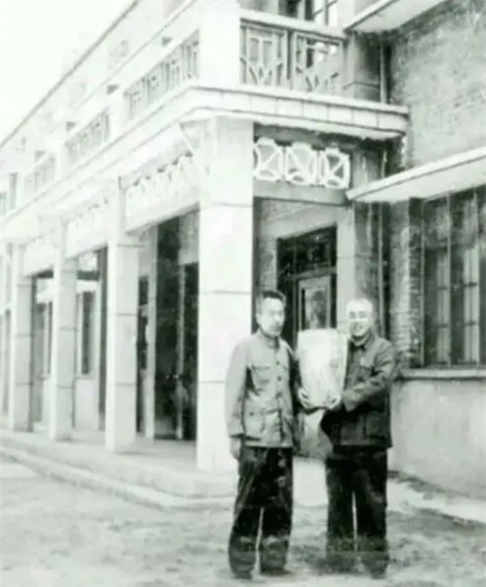 Mặc dù gặp phải sự nghi ngờ của mọi người xung quanh, ông An quyết định trao "kho báu" này cho đất nước. Sau nhiều khó khăn, ông đã liên hệ với Cục Di tích Văn hóa Địa phương và bàn giao cổ vật.