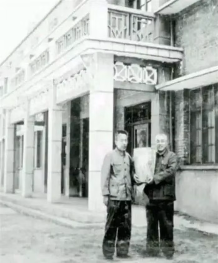 Mặc dù gặp phải sự nghi ngờ của mọi người xung quanh, ông An quyết định trao "kho báu" này cho đất nước. Sau nhiều khó khăn, ông đã liên hệ với Cục Di tích Văn hóa Địa phương và bàn giao cổ vật.