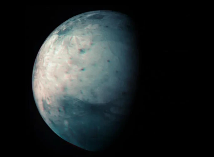 Tàu vũ trụ Juno của NASA đã phát hiện những dấu hiệu này trên Ganymede, sự hiện diện của muối và hợp chất hữu cơ chỉ tồn tại ở một số vĩ độ đặc biệt ít bị ảnh hưởng bởi từ trường.