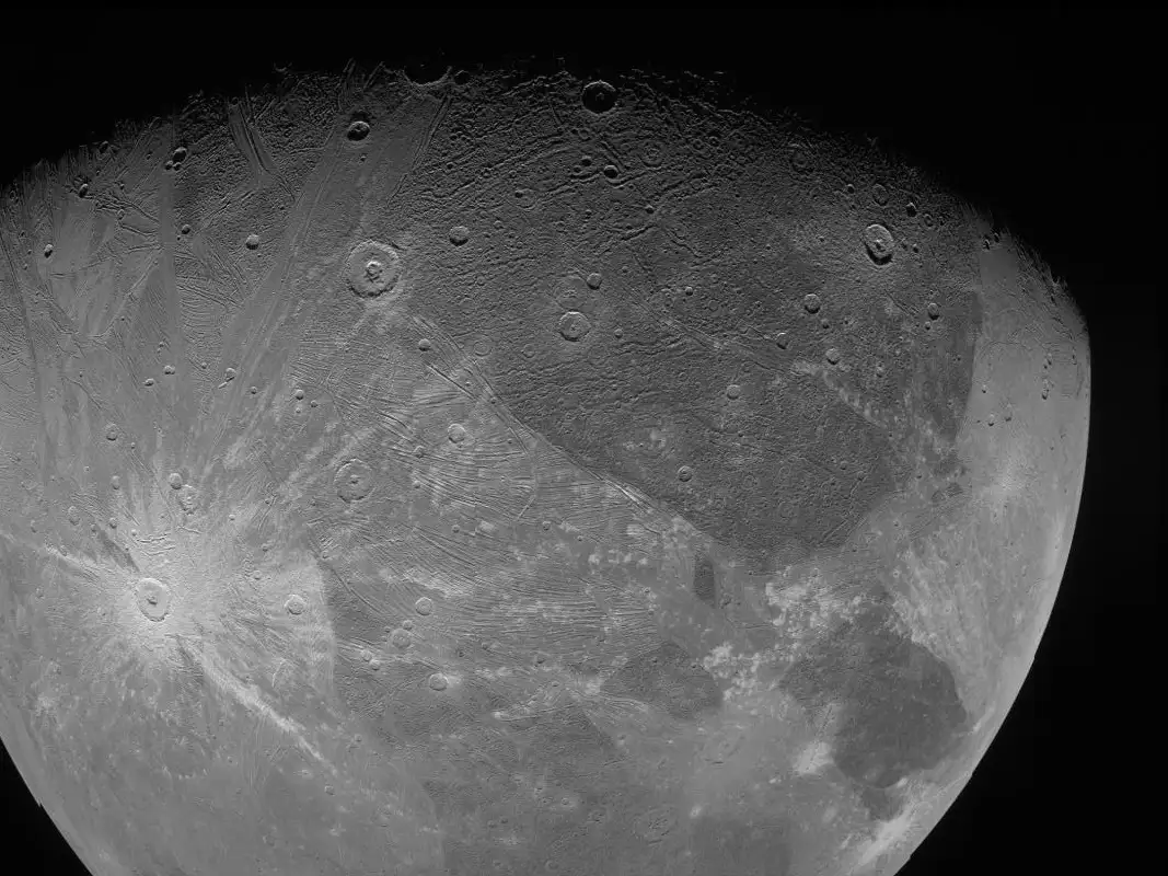 Mặt trăng khác của Sao Mộc, như Europa và thậm chí là Calisto, cũng được quan tâm về khả năng chứa sự sống, nhất là sau khi các tàu vũ trụ tới thăm và nghiên cứu chúng.