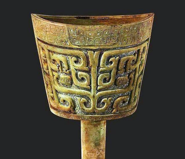 Việc này gây tranh cãi và sự tò mò của vợ chồng ông Trần. Sau đó, vật lạ này được vợ chồng ông Trần mang đi cân và nó có cân nặng đến 27kg, khiến cả làng ngạc nhiên và bắt đầu tìm hiểu về nó.