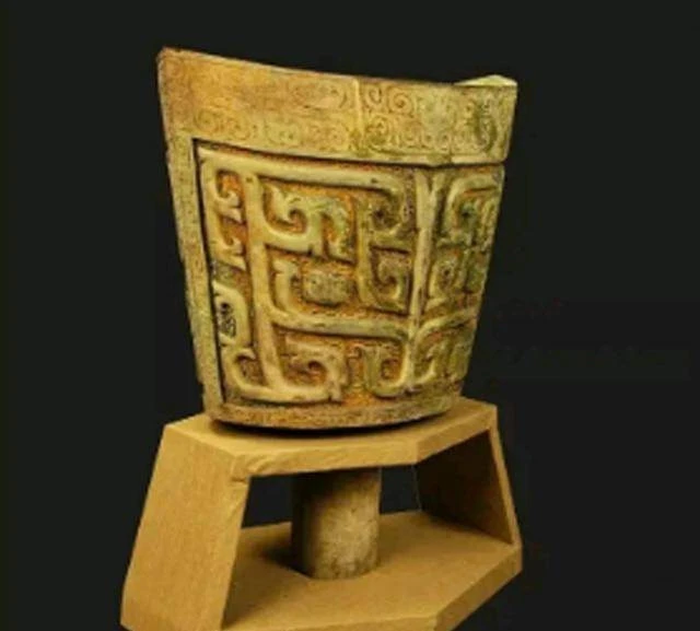 Trước đó, ông Trần - người nông dân địa phương phát hiện vật thể khá cứng màu vàng trong đất. Tưởng rằng có thể là vàng, ông quyết định giấu kỹ để đảm bảo an toàn và tìm hiểu sau.