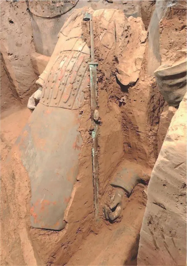 Sự giải mã được khám phá qua cuộc khai quật về vũ khí của binh sĩ đất nung gần lăng mộ Tần Thủy Hoàng. Các thanh kiếm đồng được tìm thấy, có chiều dài từ 88 - 91 cm, vượt trội hơn so với vũ khí của các quốc gia khác thời Chiến Quốc. Điều này chứng tỏ công nghệ đúc đồng và rèn vũ khí của nhà Tần là xuất sắc.