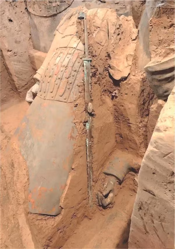 Sự giải mã được khám phá qua cuộc khai quật về vũ khí của binh sĩ đất nung gần lăng mộ Tần Thủy Hoàng. Các thanh kiếm đồng được tìm thấy, có chiều dài từ 88 - 91 cm, vượt trội hơn so với vũ khí của các quốc gia khác thời Chiến Quốc. Điều này chứng tỏ công nghệ đúc đồng và rèn vũ khí của nhà Tần là xuất sắc.