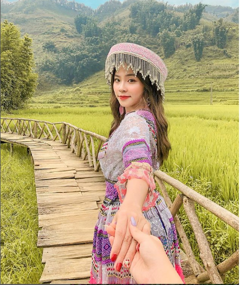 Khach Viet buc xuc vi trang phuc Mong Co, Tay Tang tran ngap Sapa-Hinh-2
