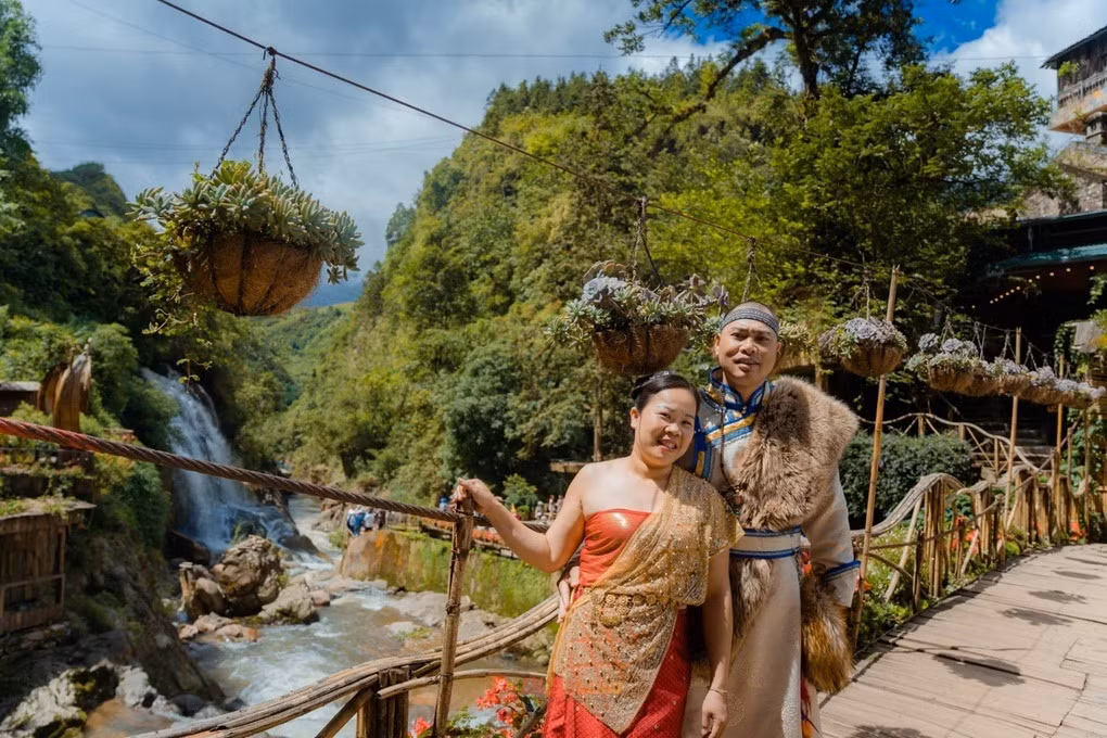 Khach Viet buc xuc vi trang phuc Mong Co, Tay Tang tran ngap Sapa-Hinh-3