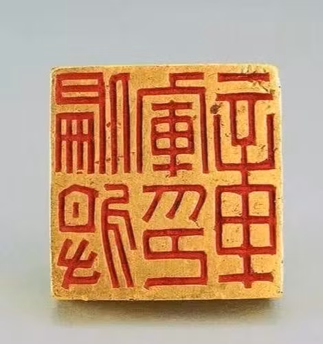 Các chuyên gia khảo cổ đến làng và xác minh tính xác thực của cổ vật. Họ yêu cầu Lưu Định Toàn giao lại cổ vật để phục vụ công tác nghiên cứu và nói rõ rằng giữ cổ vật mà không báo cáo là bất hợp pháp.