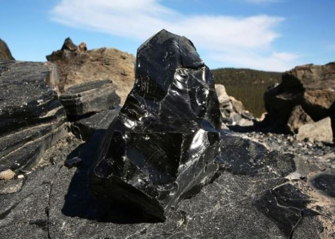 Hắc diện thạch là một loại đá obsidian, thường được sử dụng để chế tạo vật dụng sắc bén như dao trong thời kỳ đồ đá.