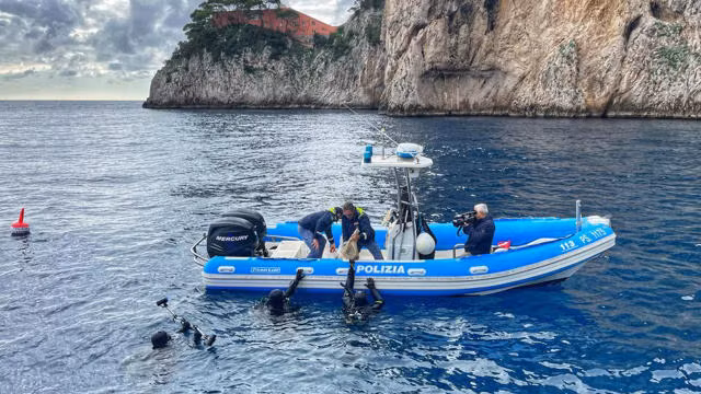 Đây là hiện vật đầu tiên được trục vớt từ "tàu ma" này, và còn những thứ khác sẽ được khám phá.