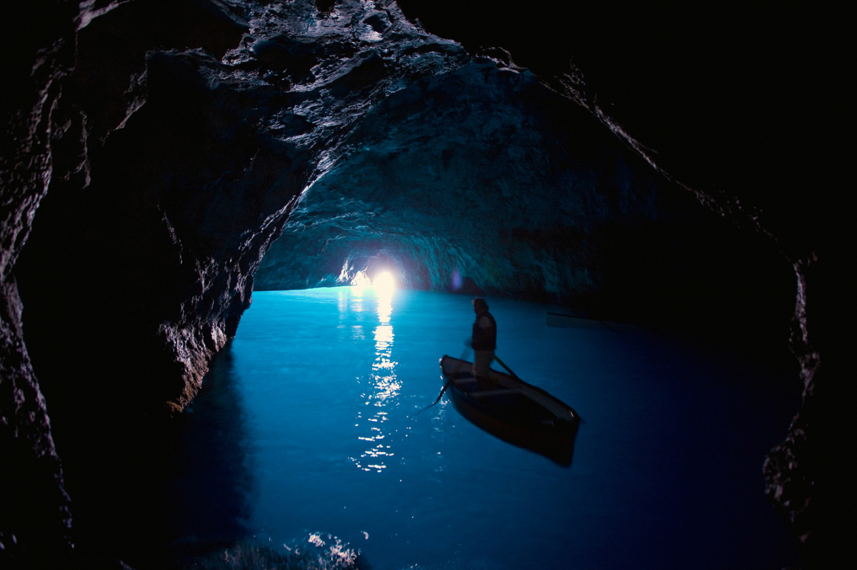 Hiện vật được phát hiện gần hang động biển Blue Grotto, nơi từng được sử dụng bởi Hoàng đế La Mã Tiberius.