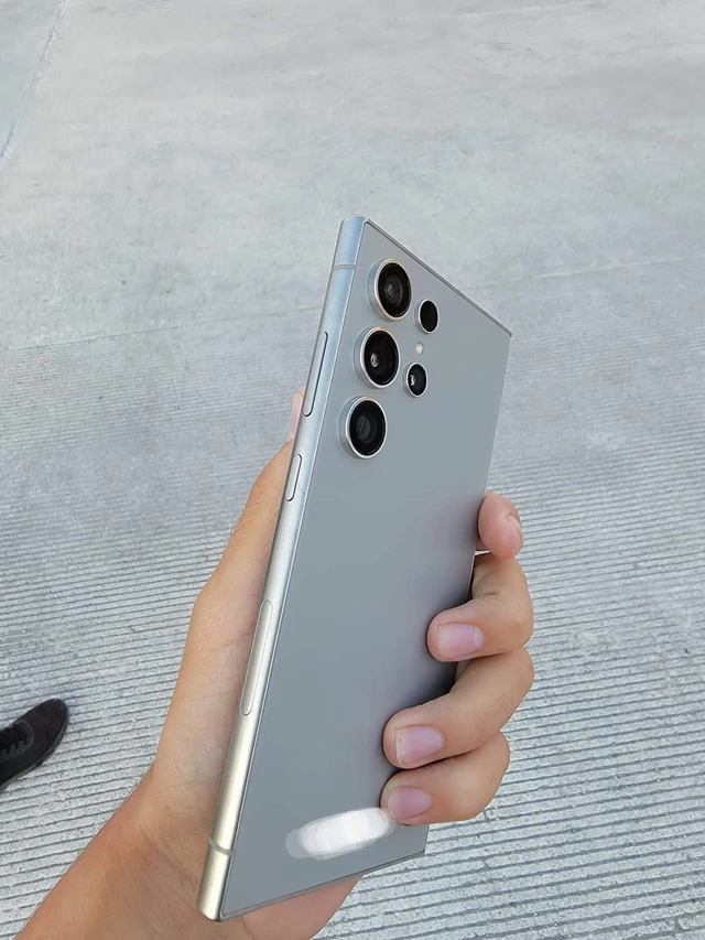 Hình ảnh rò rỉ trên mạng xã hội cho thấy, Galaxy S24 Ultra sẽ giữ thiết kế tương đồng với thế hệ trước, nhưng có những thay đổi có thể là kết quả "học hỏi" từ iPhone 15 Pro Max.