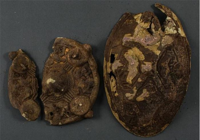 Gia đình này đang tìm kiếm một chiếc khuyên tai bằng vàng bị rơi mất trong khu vườn nhưng thay vào đó, họ tìm thấy " kho báu" hơn 1.000 năm tuổi.