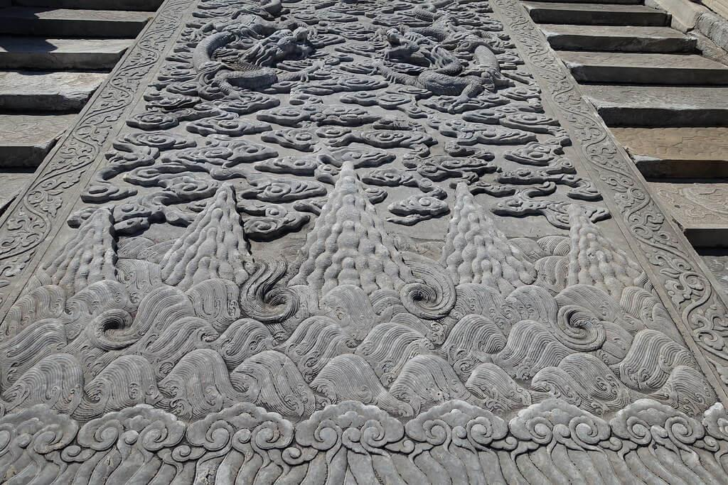 Cụ thể, một tảng đá nặng 123 tấn đã được vận chuyển trong 28 ngày từ mỏ đá đến đây bằng xe trượt băng.