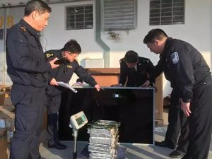 Cảnh sát đã nhanh chóng có mặt và phong tỏa hiện trường để điều tra " báu vật" này.