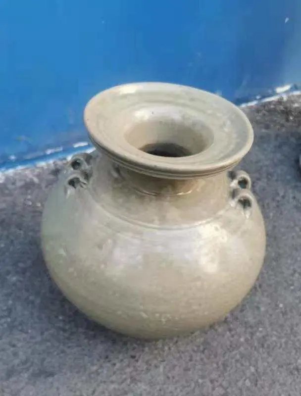 Sự việc gây ra sự tranh cãi giữa các công nhân về việc giữ hay giao nộp chiếc bình. Lo lắng về việc có thể xảy ra xung đột, người quản lý công trường đã gọi cảnh sát.