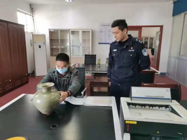 Chiếc bình được phát hiện trong quá trình đào đất để thi công dự án xây dựng. Anh công nhân tìm thấy nó, và vì tò mò, anh ta giữ chặt chiếc bình và không chịu buông.