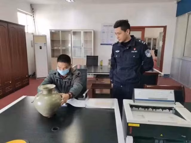 Chiếc bình được phát hiện trong quá trình đào đất để thi công dự án xây dựng. Anh công nhân tìm thấy nó, và vì tò mò, anh ta giữ chặt chiếc bình và không chịu buông.