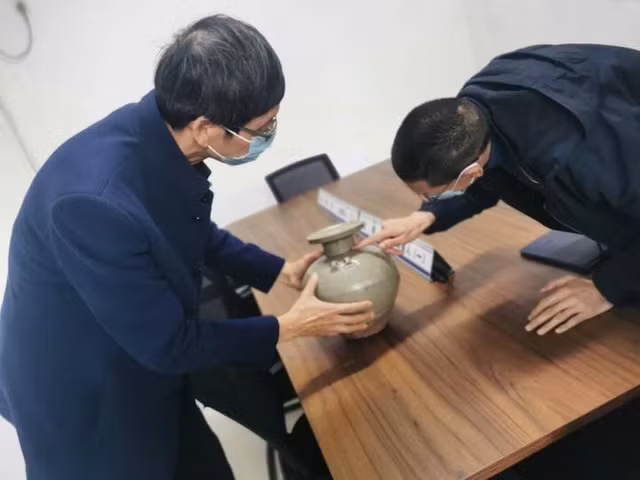 Tuy nhiên, khi chuyên gia đến để thẩm định chiếc bình, họ chỉ ra rằng đó là một di vật văn hóa từ thời Tây Tấn, được làm từ đất sét với màu sắc tươi sáng. Tuy nhiên, giá trị của nó chỉ ở mức khảo cổ, không có giá trị thực tế hay sưu tầm.