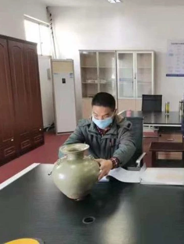 Anh công nhân ban đầu không chịu buông chiếc bình, nhưng sau khi được giải thích về giá trị thực sự của nó, anh ta đã chấp nhận giao nộp.