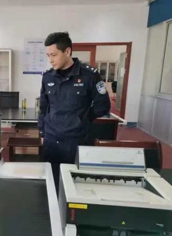 Cảnh sát phê bình anh ta vì thái độ không hợp tác. Cục Di sản Văn hóa Trung Quốc sẽ tiếp tục điều tra về nguồn gốc của chiếc bình gốm.